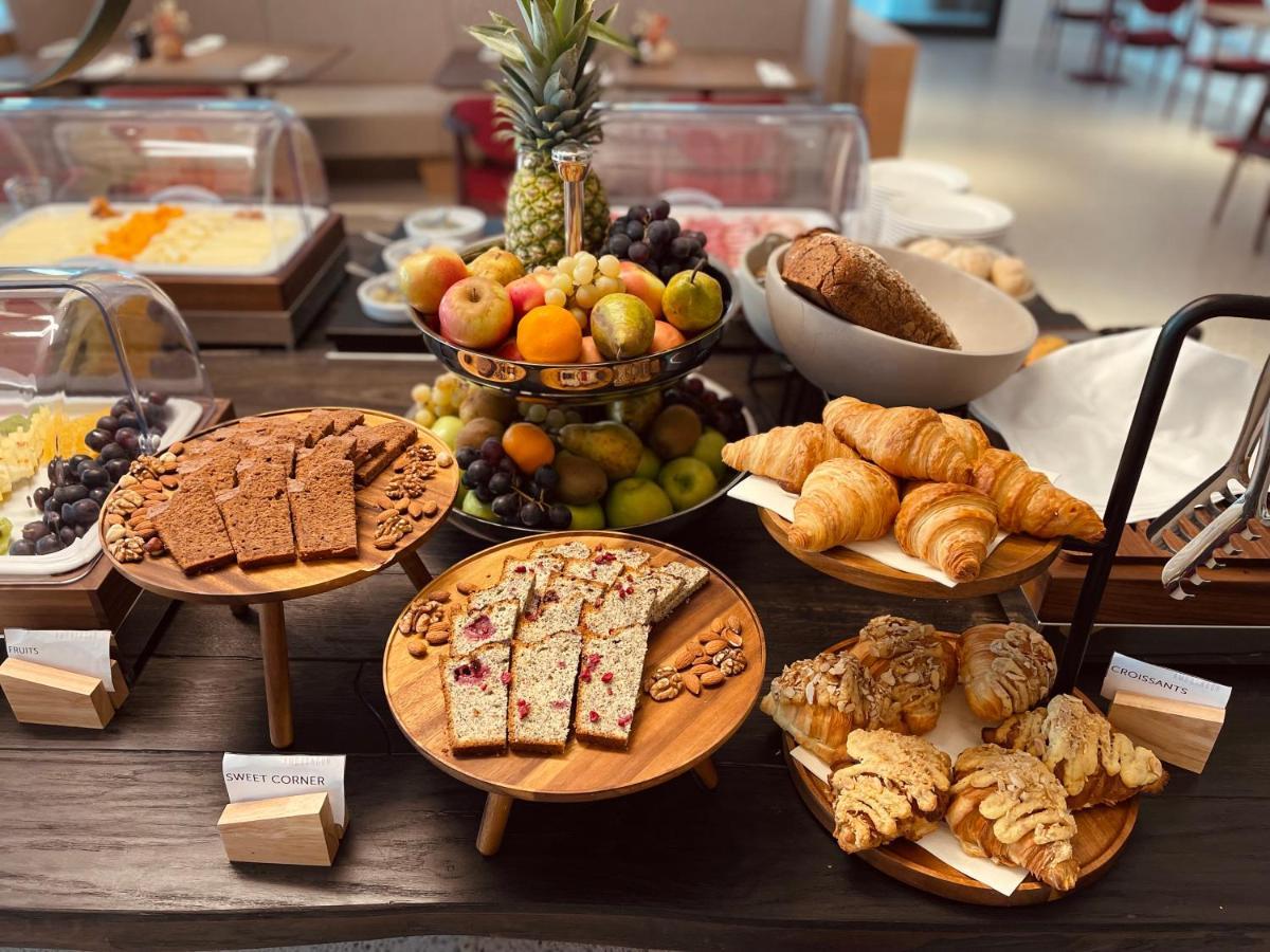 Hotel Ambasador Split Eksteriør bilde A selection of breakfast items at a hotel