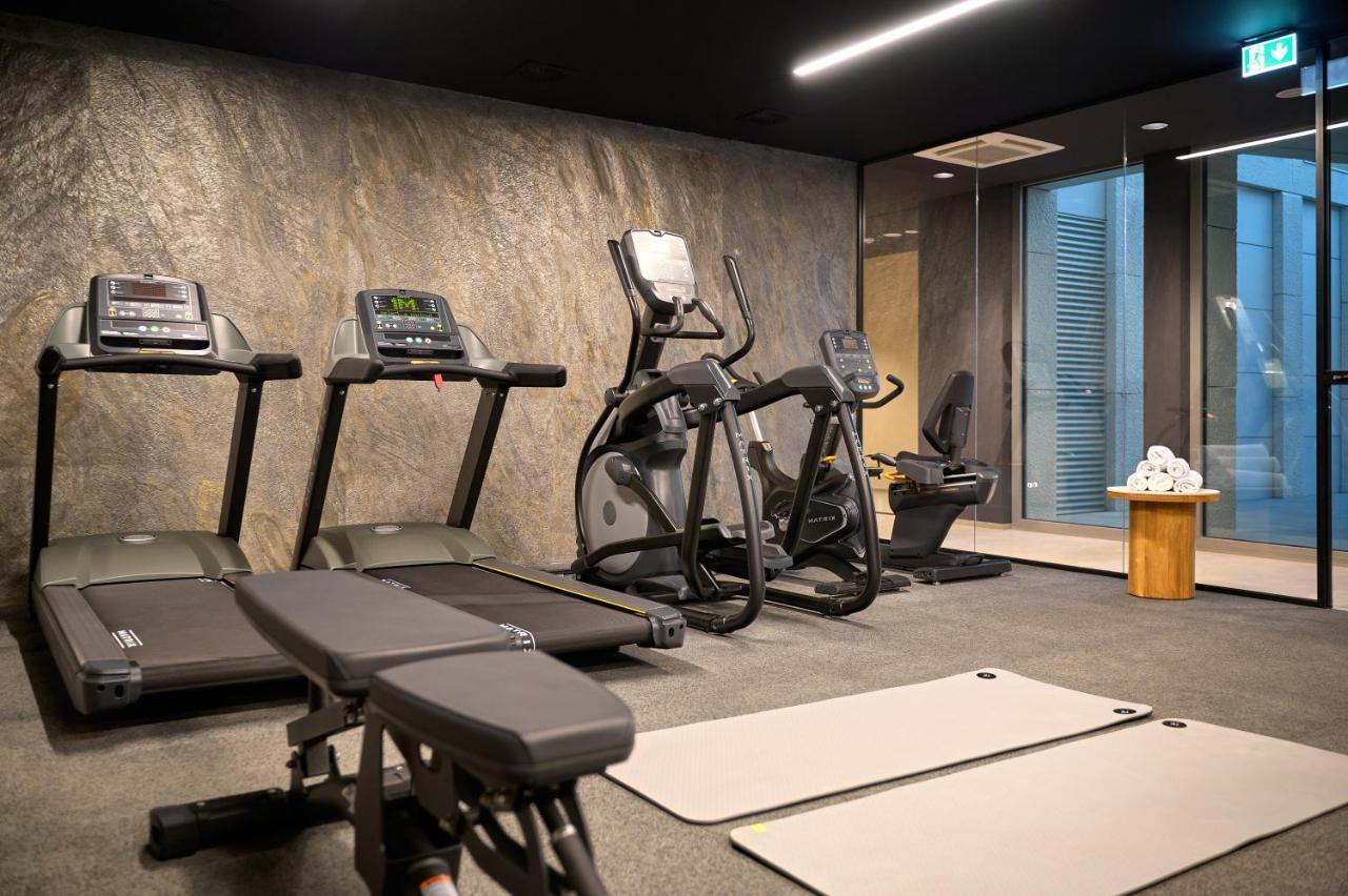 Hotel Ambasador Split Eksteriør bilde A gym at a hotel