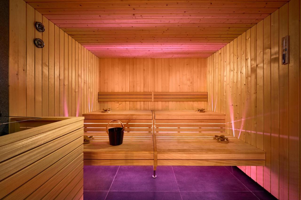 Hotel Ambasador Split Eksteriør bilde A Finnish sauna