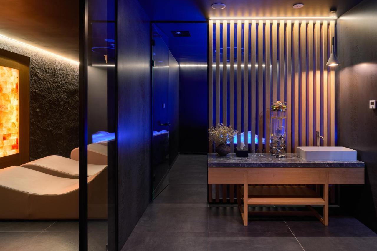 Hotel Ambasador Split Eksteriør bilde The interior of a modern onsen