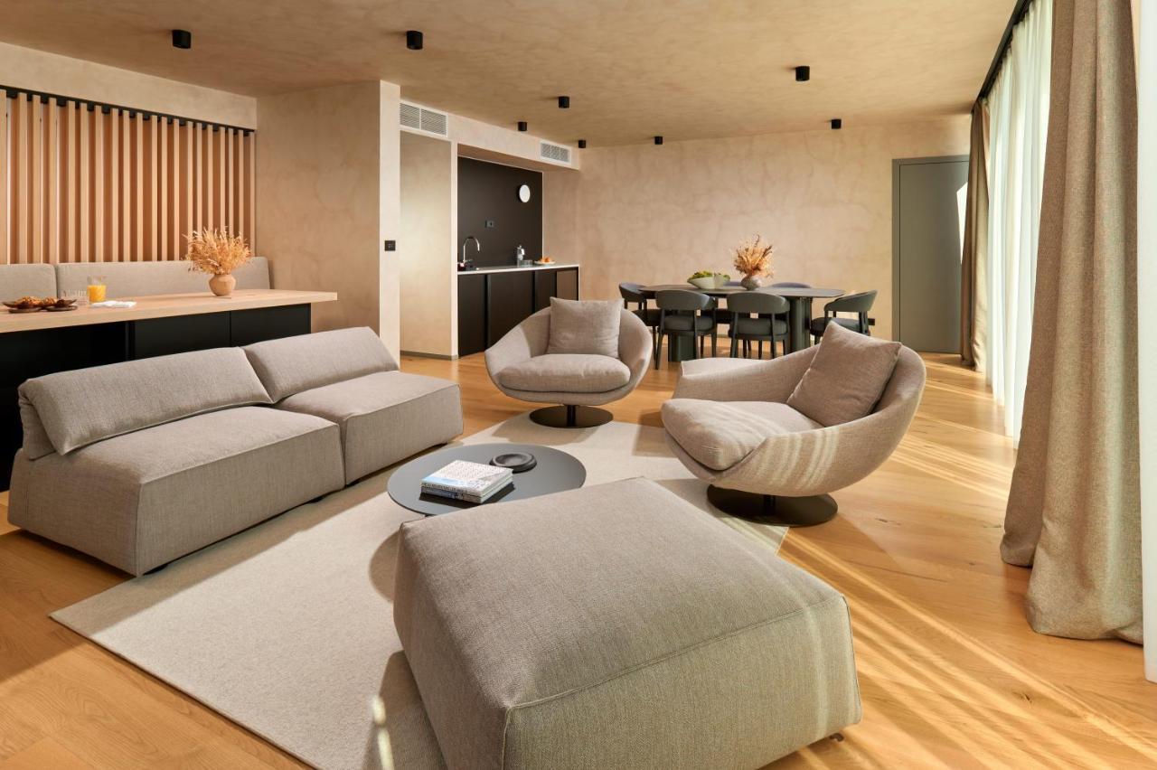Hotel Ambasador Split Eksteriør bilde A living room