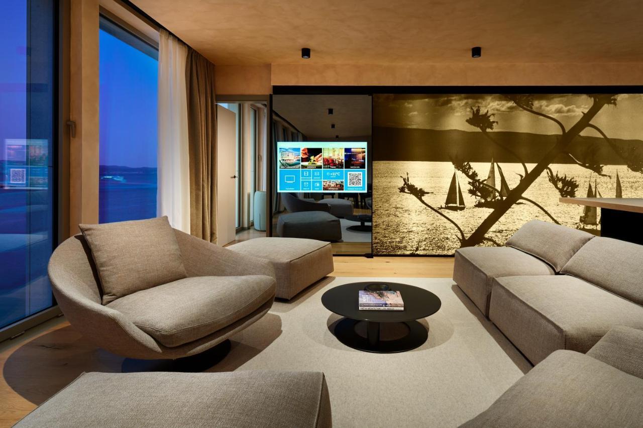 Hotel Ambasador Split Eksteriør bilde A living room in a private home