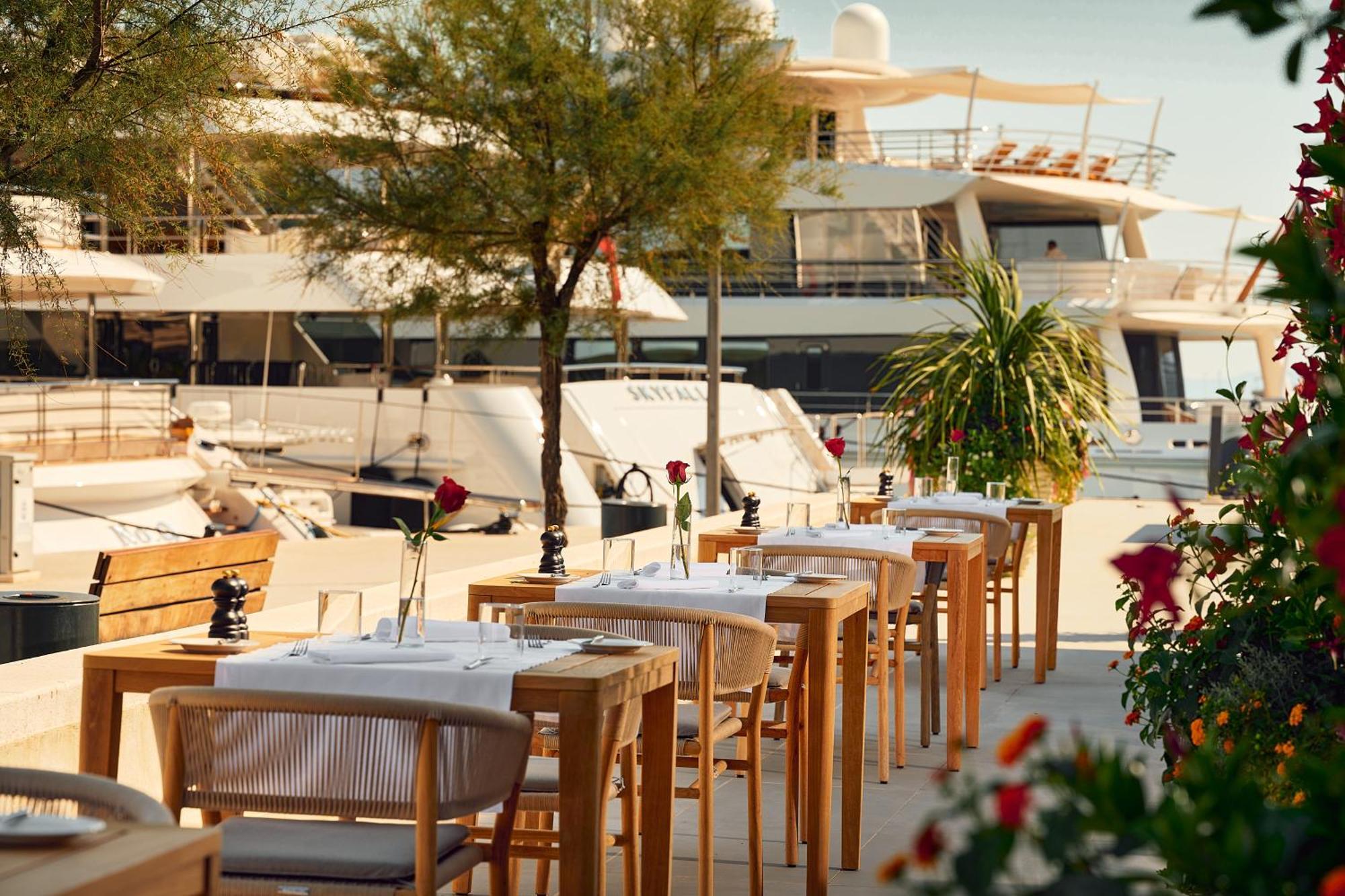 Hotel Ambasador Split Eksteriør bilde Restaurant