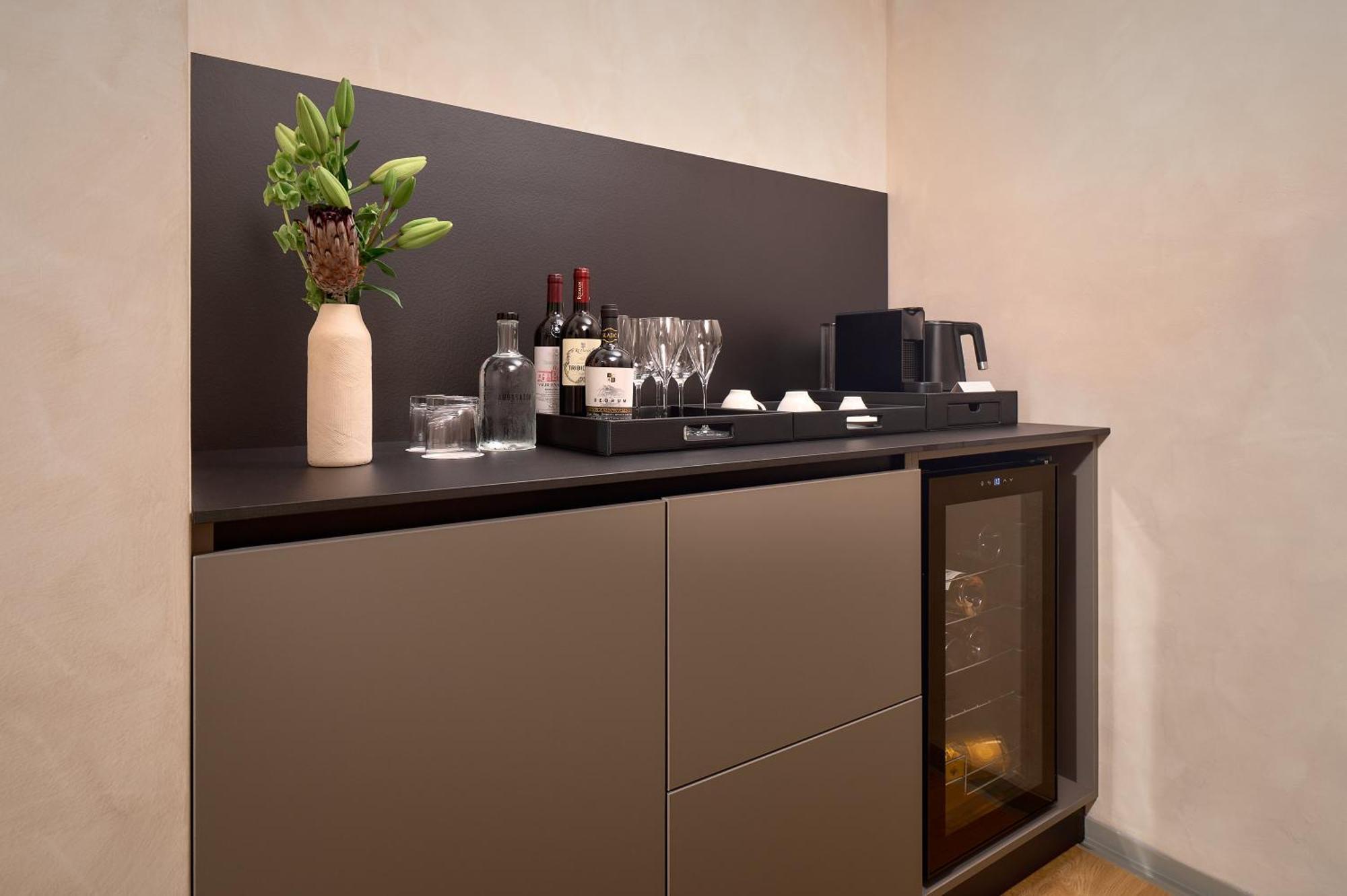 Hotel Ambasador Split Eksteriør bilde A wet bar in a hotel room