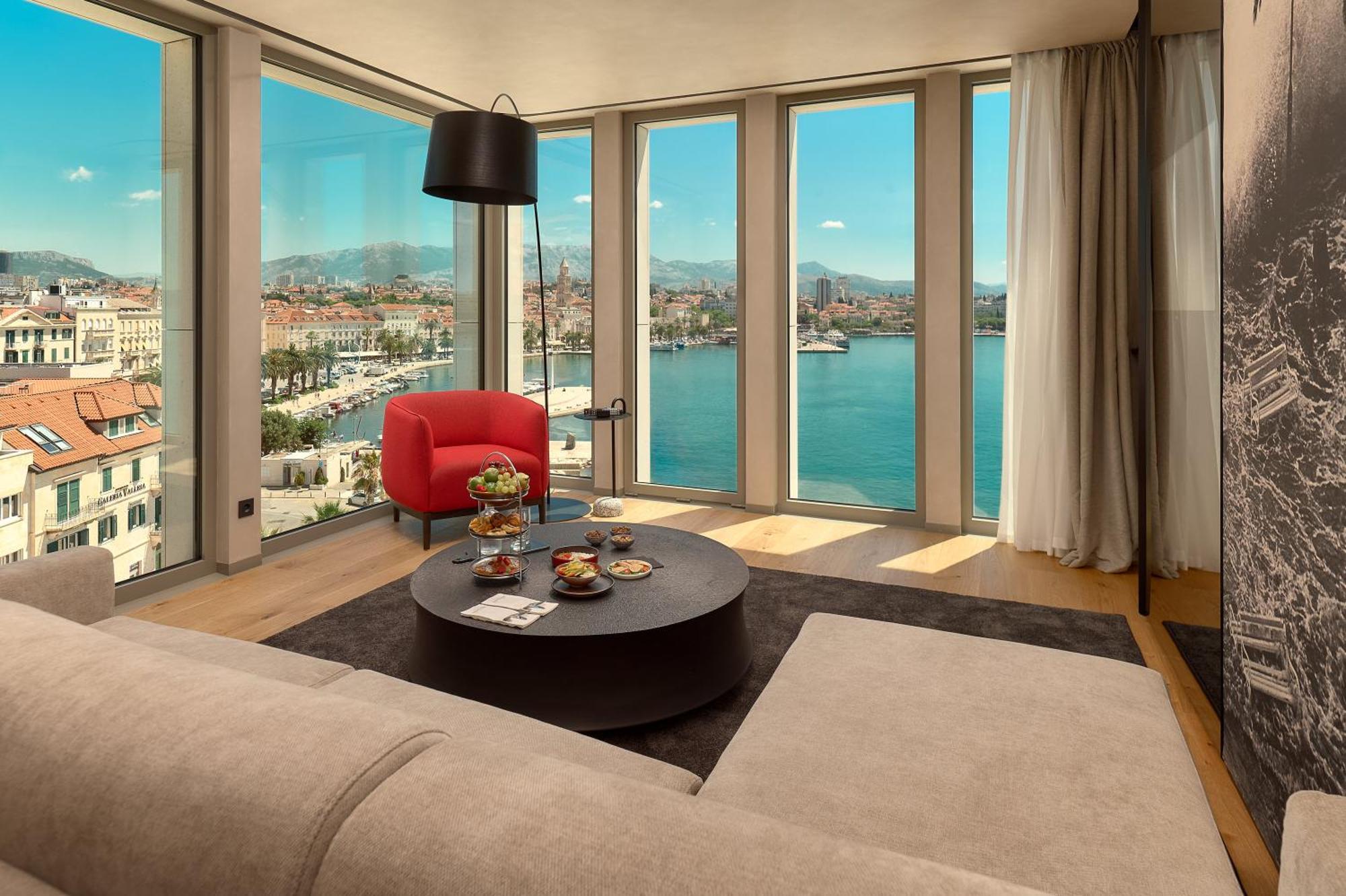 Hotel Ambasador Split Eksteriør bilde A suite at the hotel