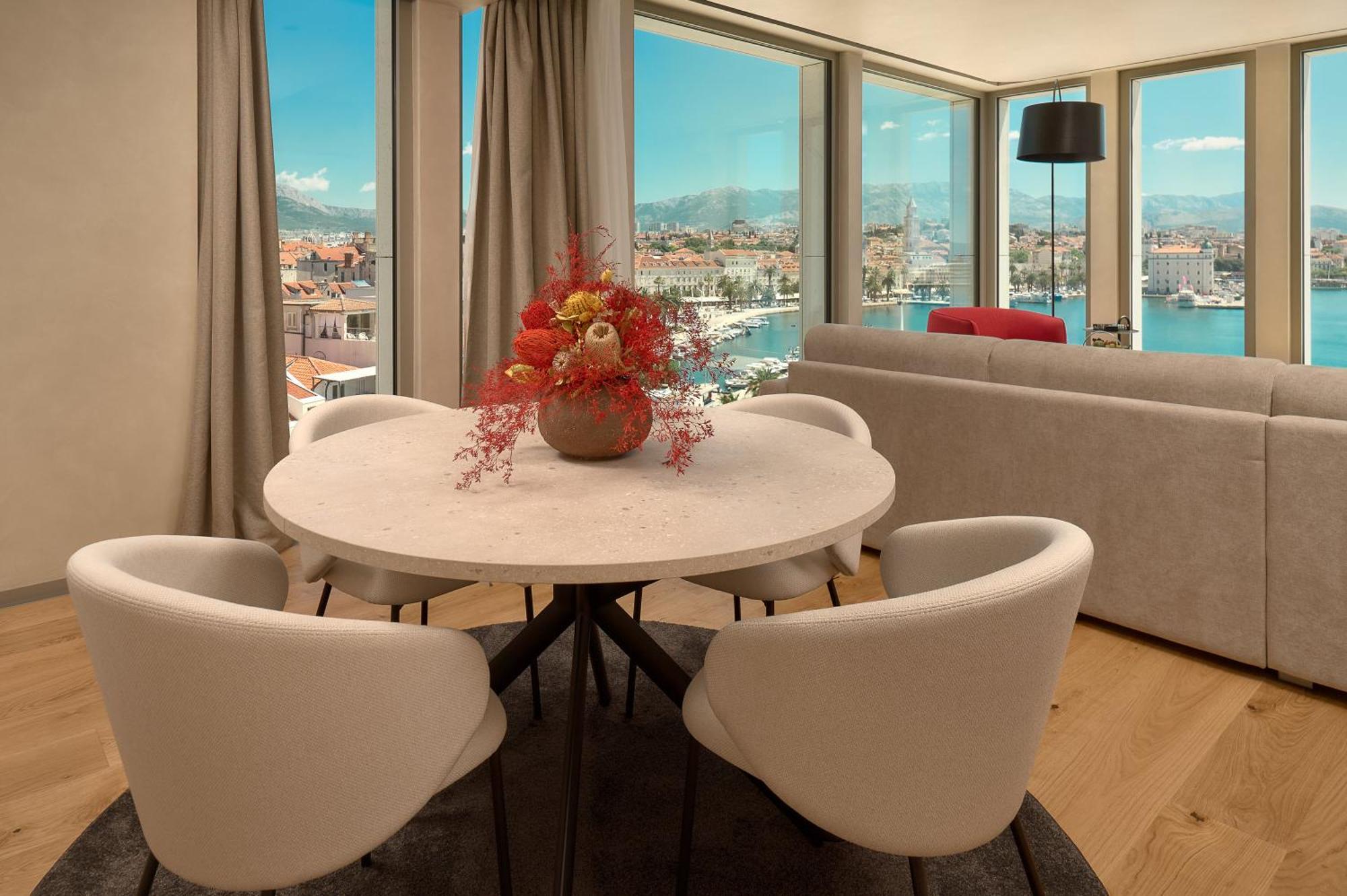 Hotel Ambasador Split Eksteriør bilde Virtual staging of a dining room