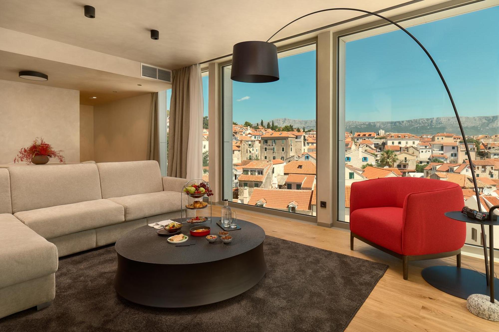 Hotel Ambasador Split Eksteriør bilde A living room